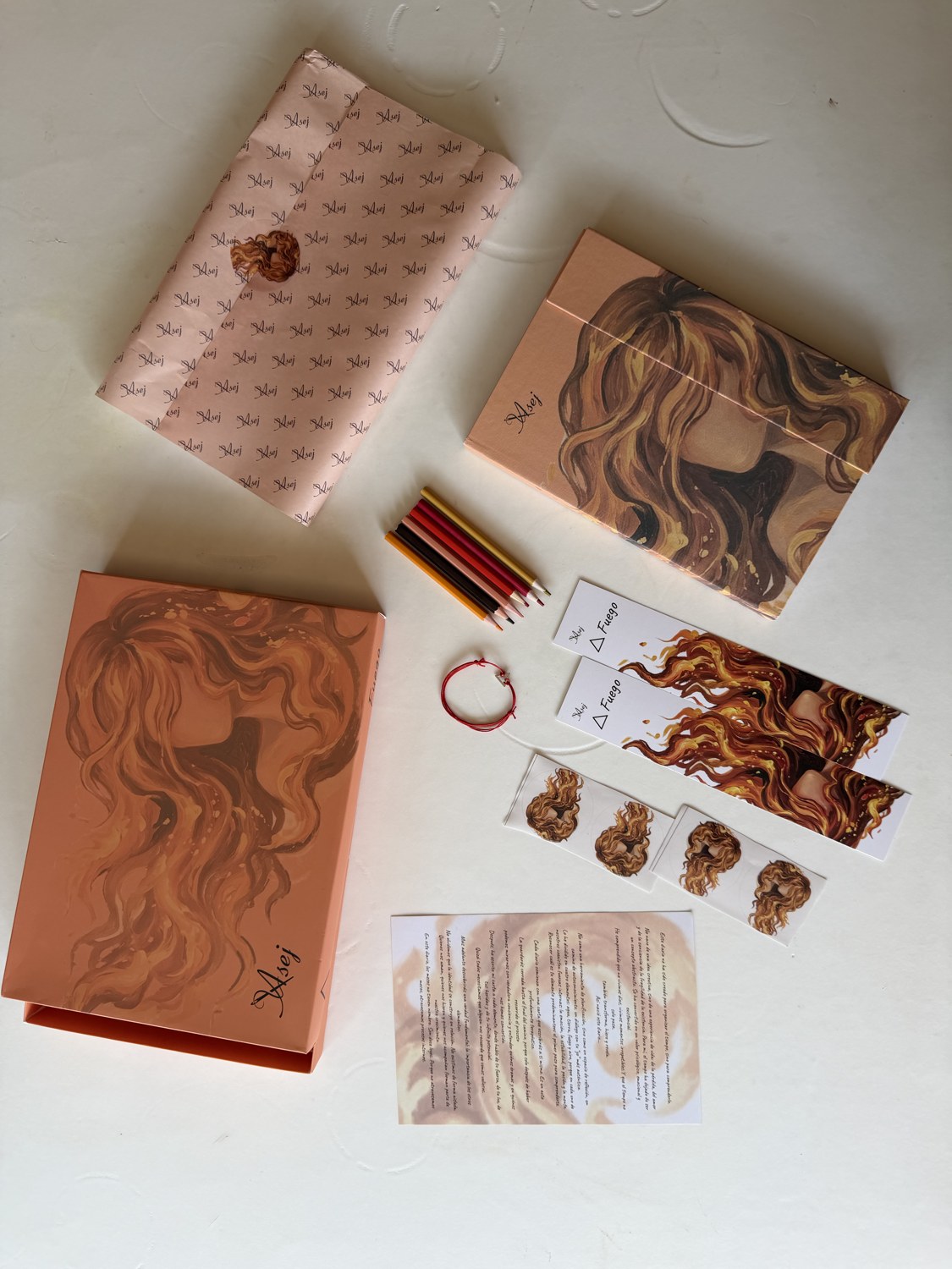 Caja completa de Fuego con agenda, carta, dos marcapáginas, cuatro pegatinas, seis lápices y pulsera